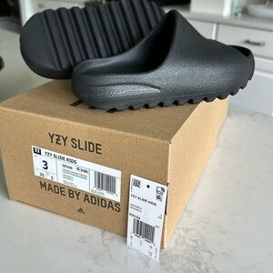 Yeezy slide kids size 3